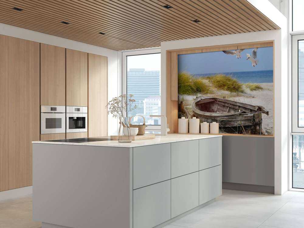 Gammel fiskebåt, måker, strand og sjø