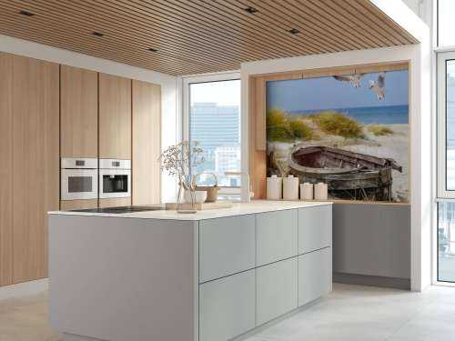 Gammel fiskebåt, måker, strand og sjø