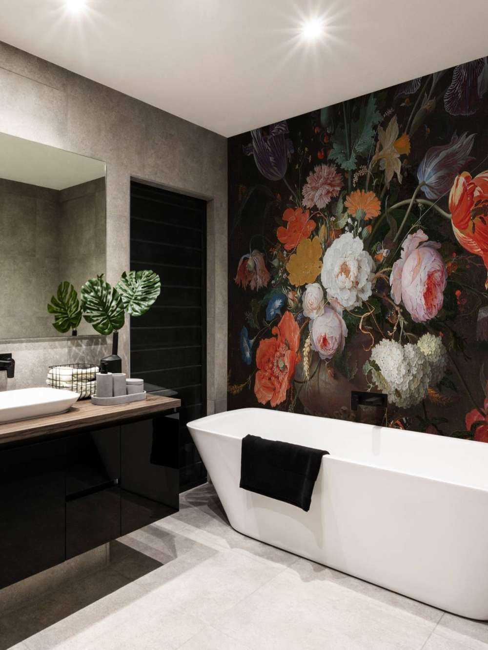 Stilleben med blomster og en klokke