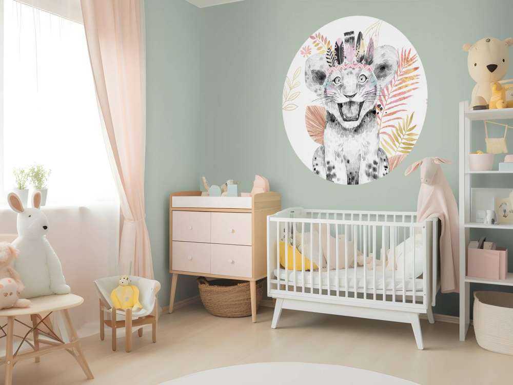 Løveunge med korallrosa og gullfargede blader