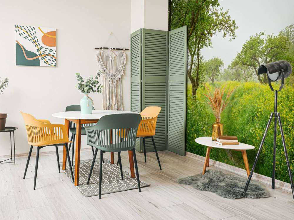 Stigen mellan kullar med gula blommor