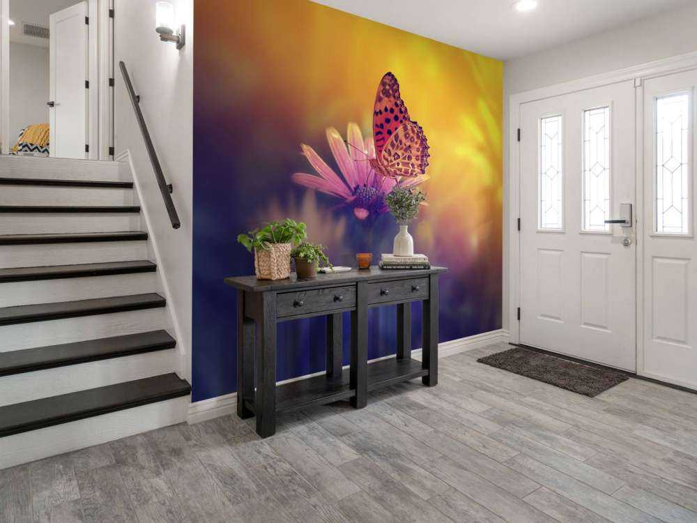 Röd fjäril på blomman