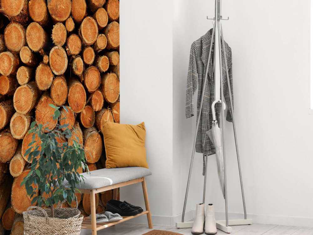 Hög med mörka trädstammar