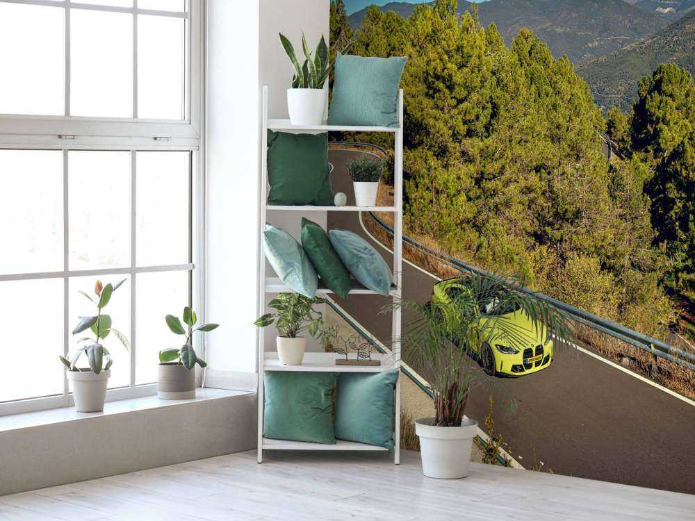 Limegrön BMW på bergsväg