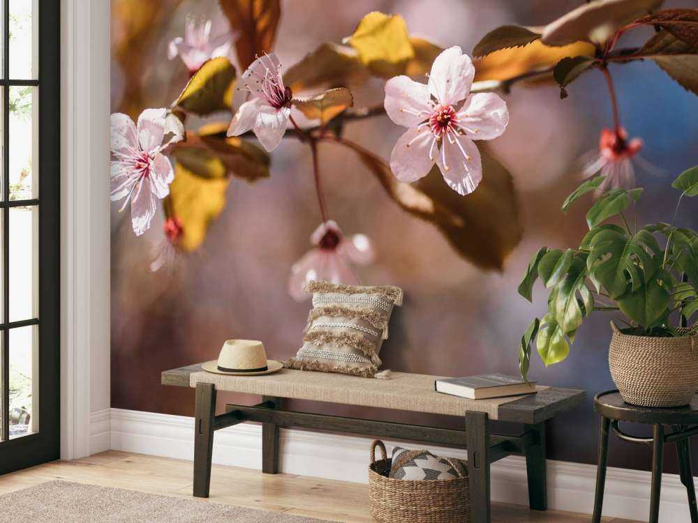 Rosa blomster og brune blader