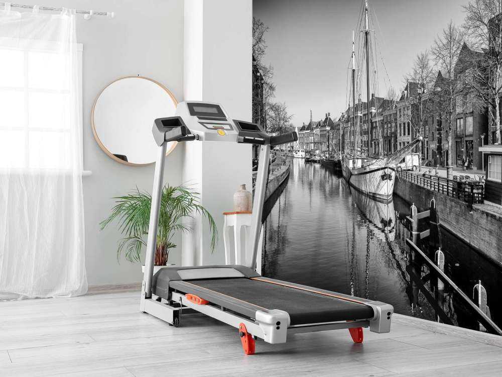 Historisch schip gelegen in de rivier de A in Groningen. In zwart wit. 