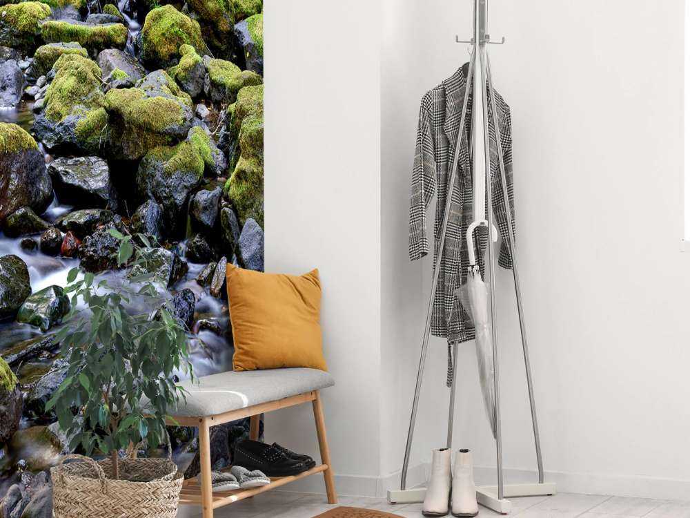 Rennende vann med steiner