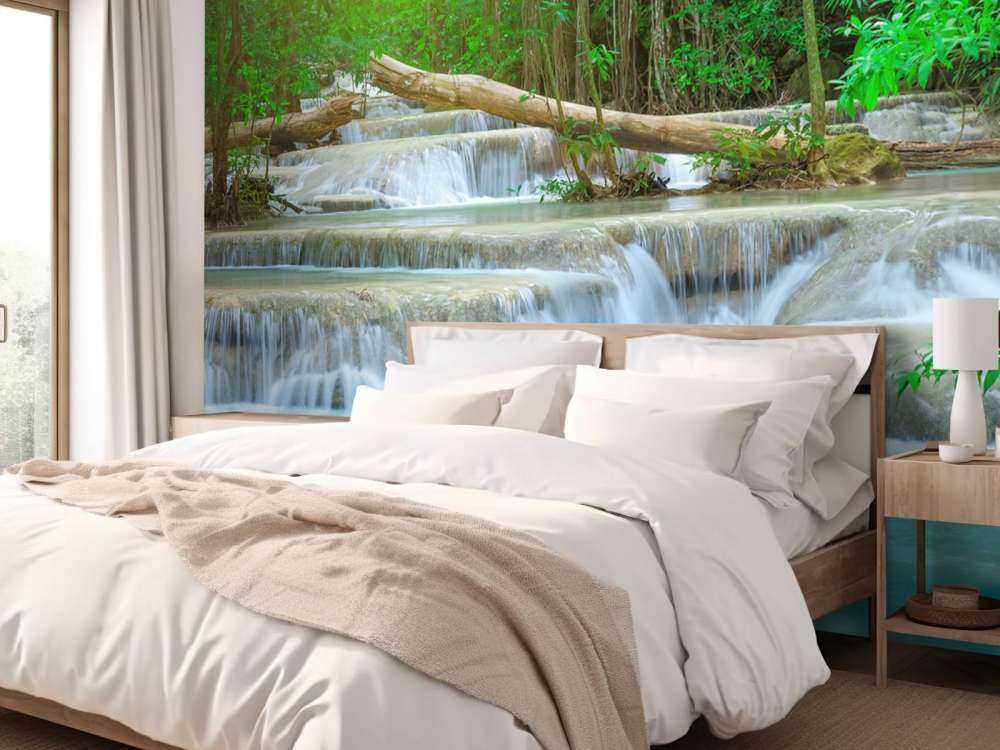 Ødelagt foss i skogen