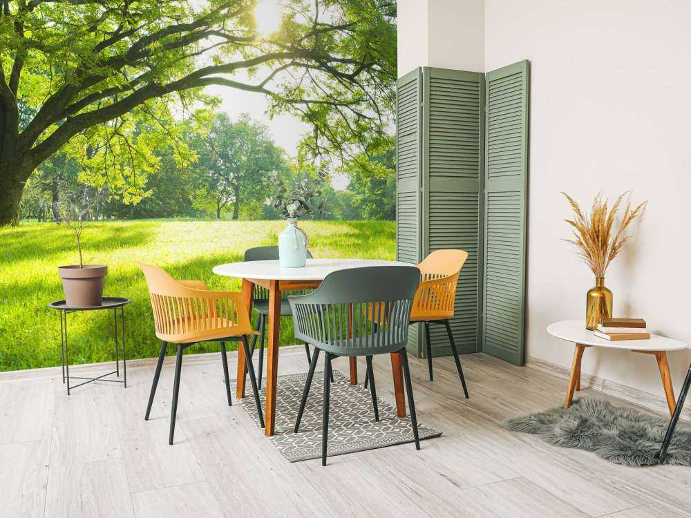 vakret tre med grønt gress