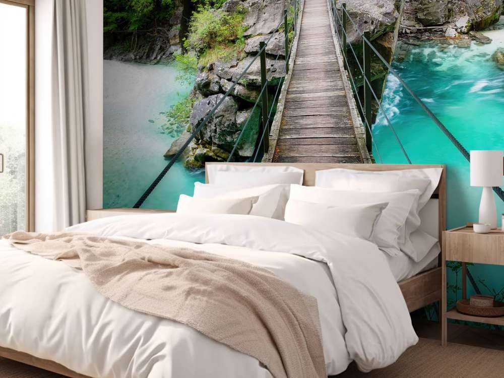 Bro over vakker blå elv