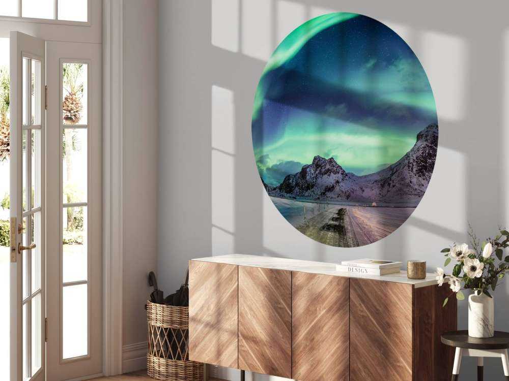 Nordlys over sneklædte bjerge