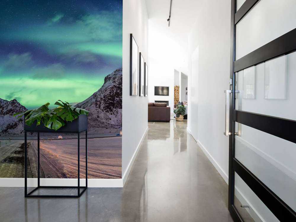 Nordlys over sneklædte bjerge