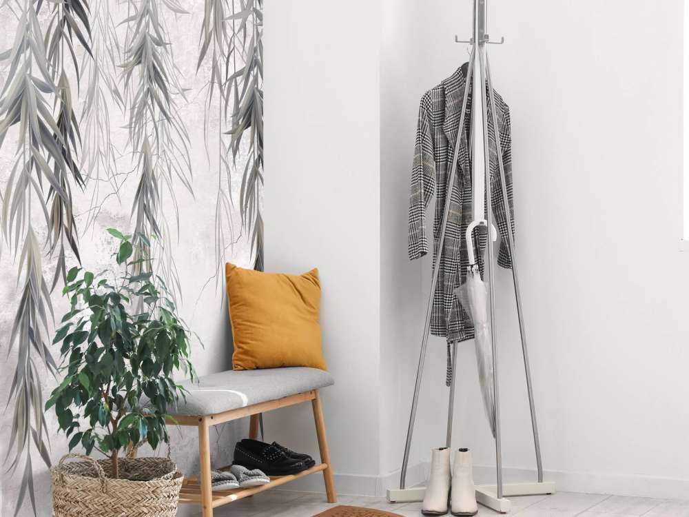 Hængende grene over beton