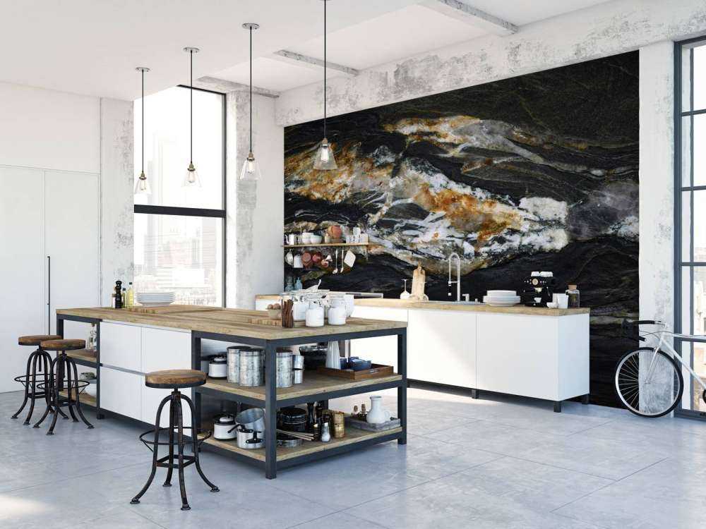 Sort marmor med relief