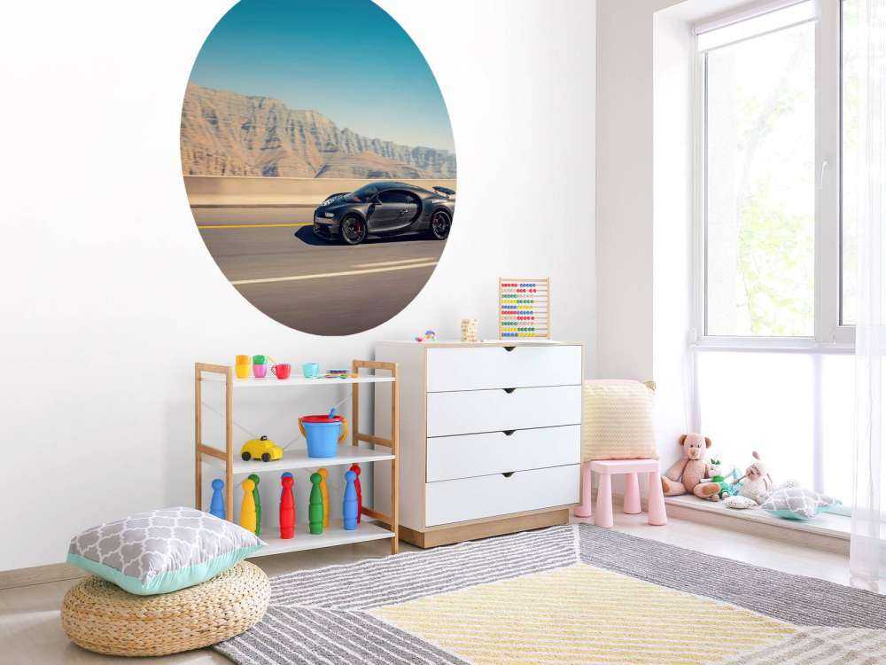 Hyperbil mod bjerglandskab