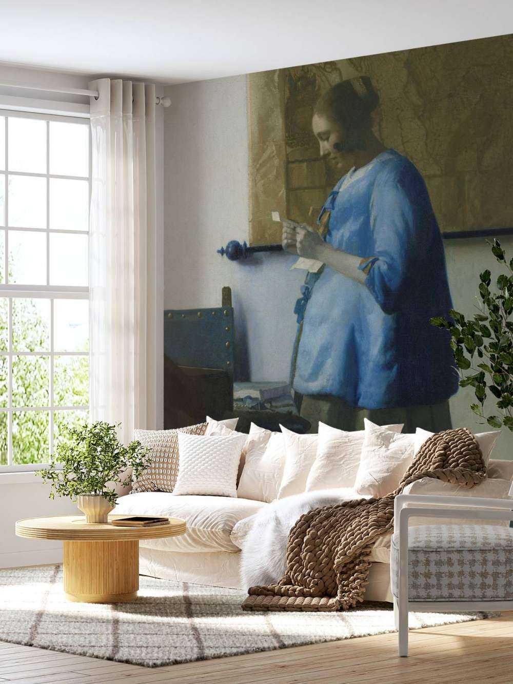 Kvinde, der læser et brev