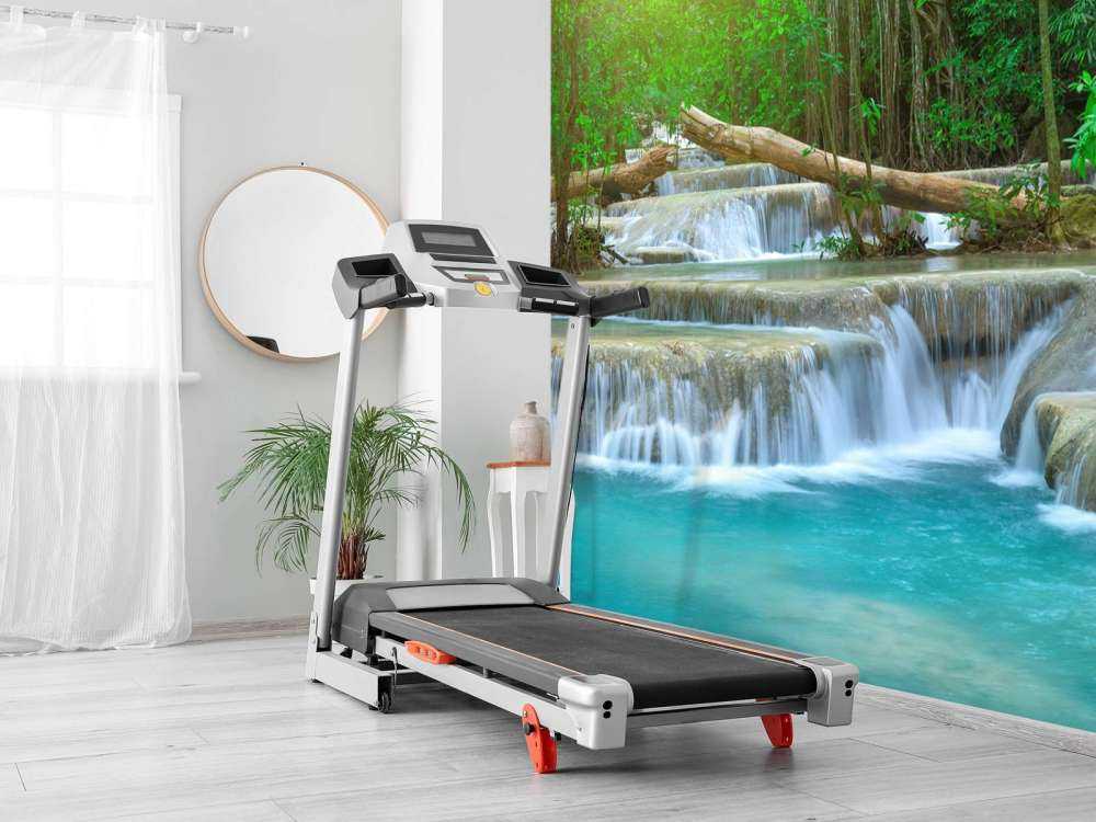 Brødt vandfald i skoven