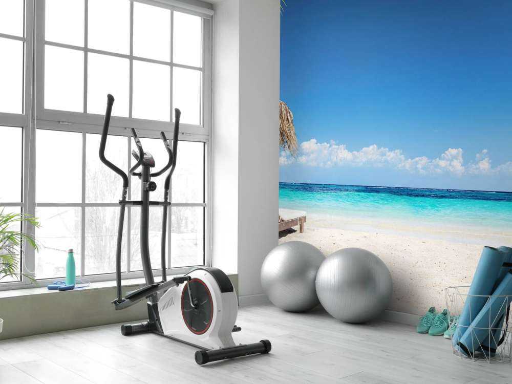 Stolar och parasoll på den tropiska skogen