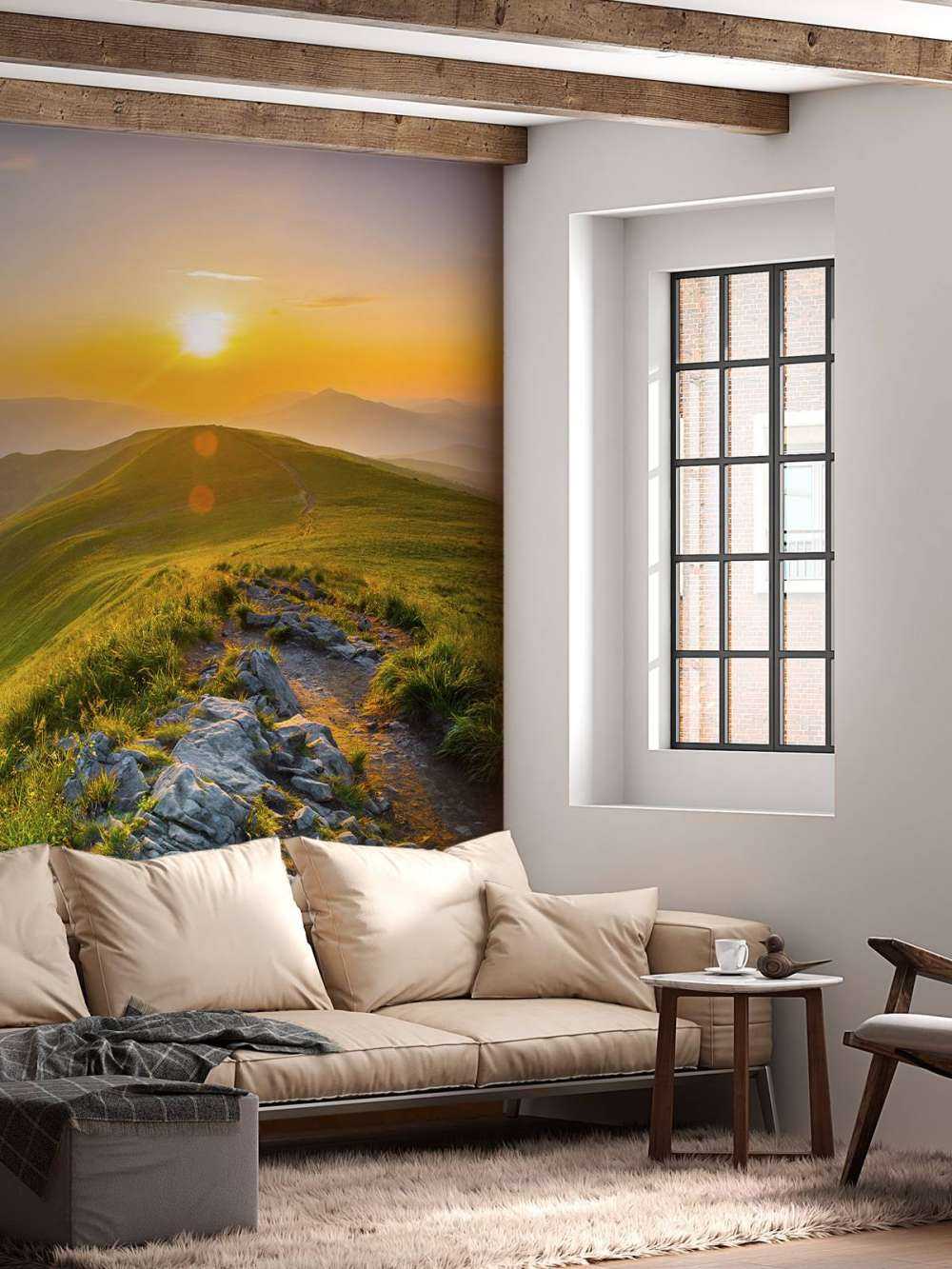 Solnedgång i ett bergigt landskap