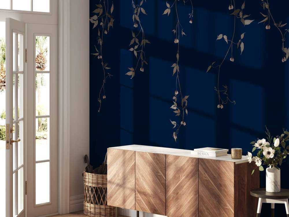 Klematis kvistar på midnattsblått