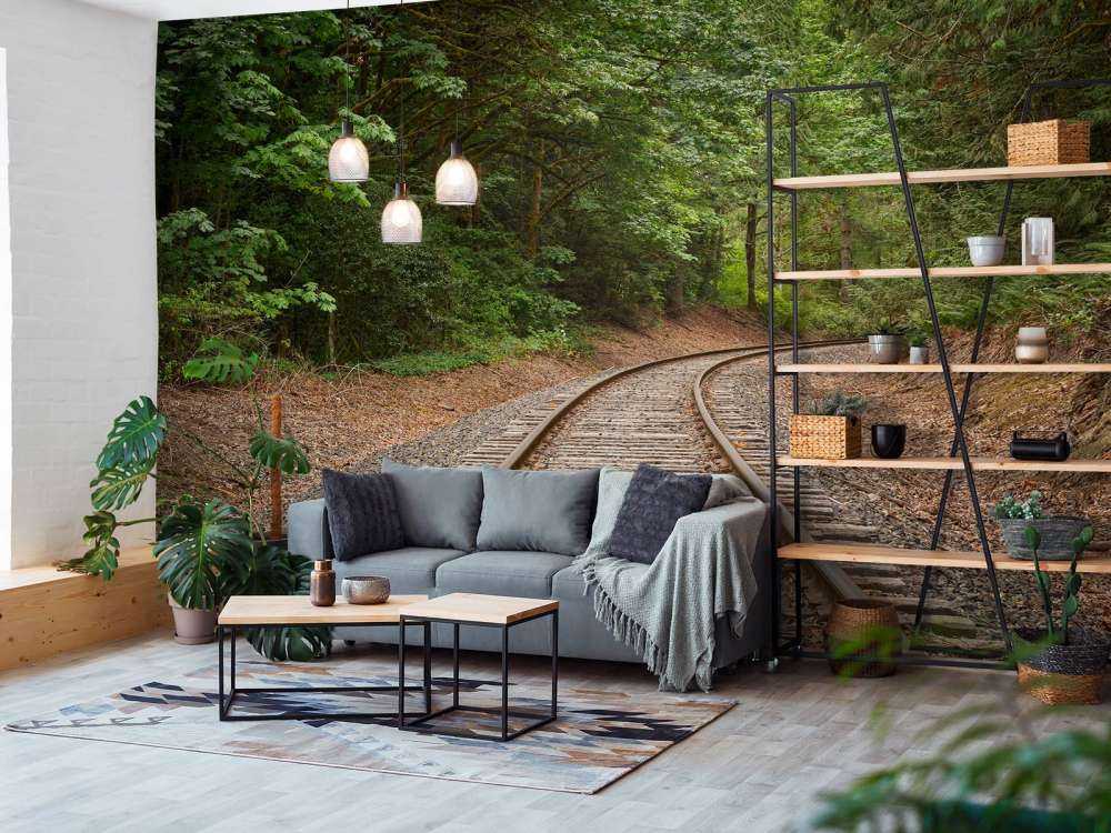 Järnvägslinje genom skogen