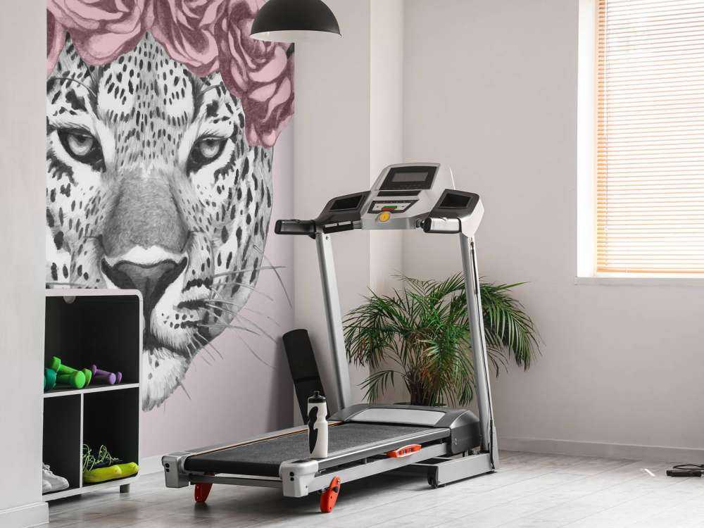 leopard med rosa blommor