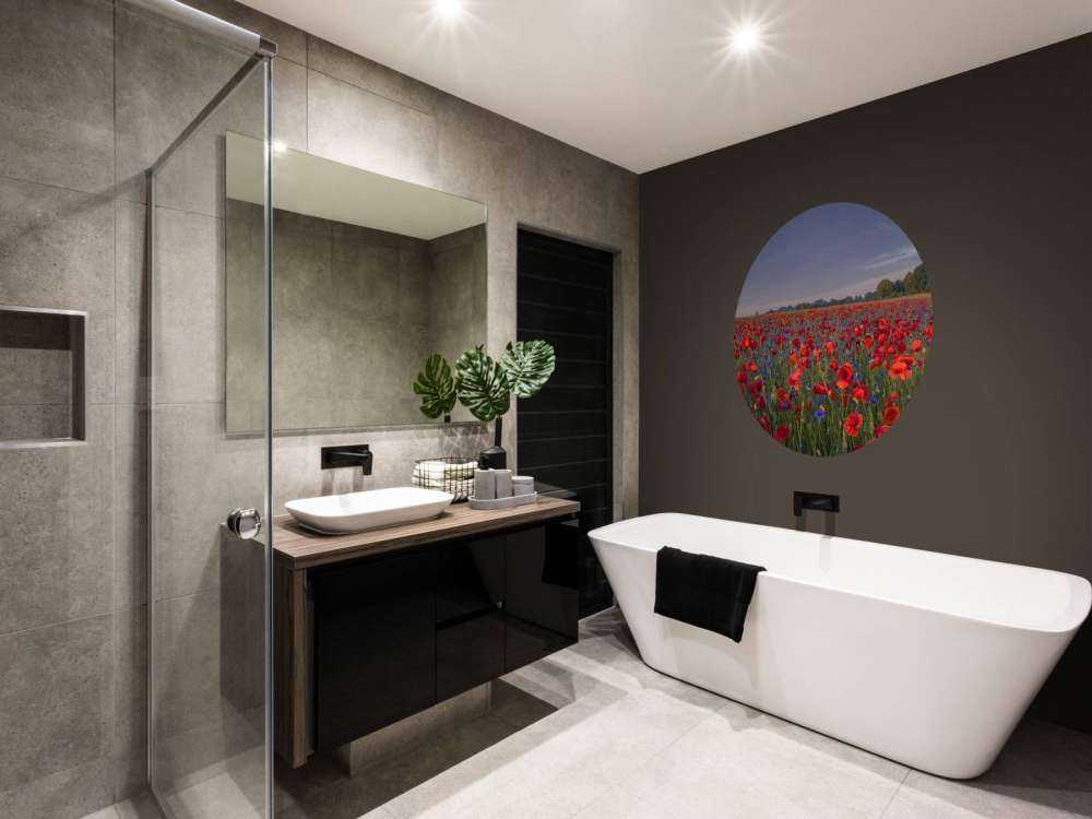 Blå blomster og røde valmuer