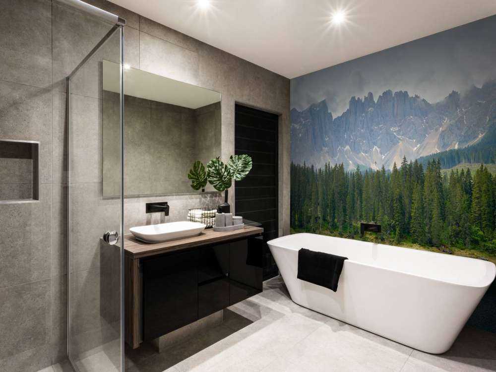 Række af træer nær bjergsø