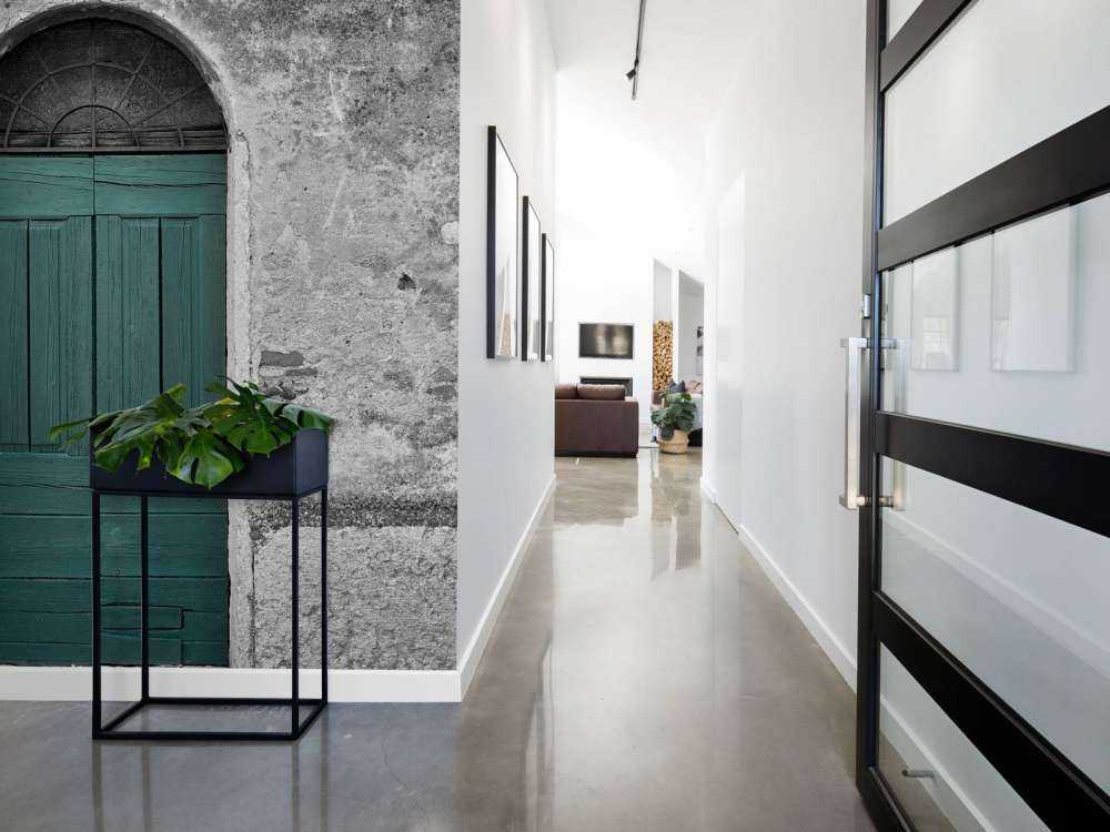 Grøn dør i gammel mur