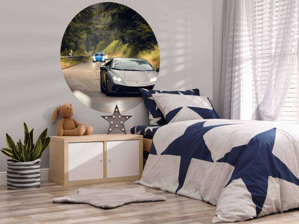 Matgrå Lamborghini i naturen