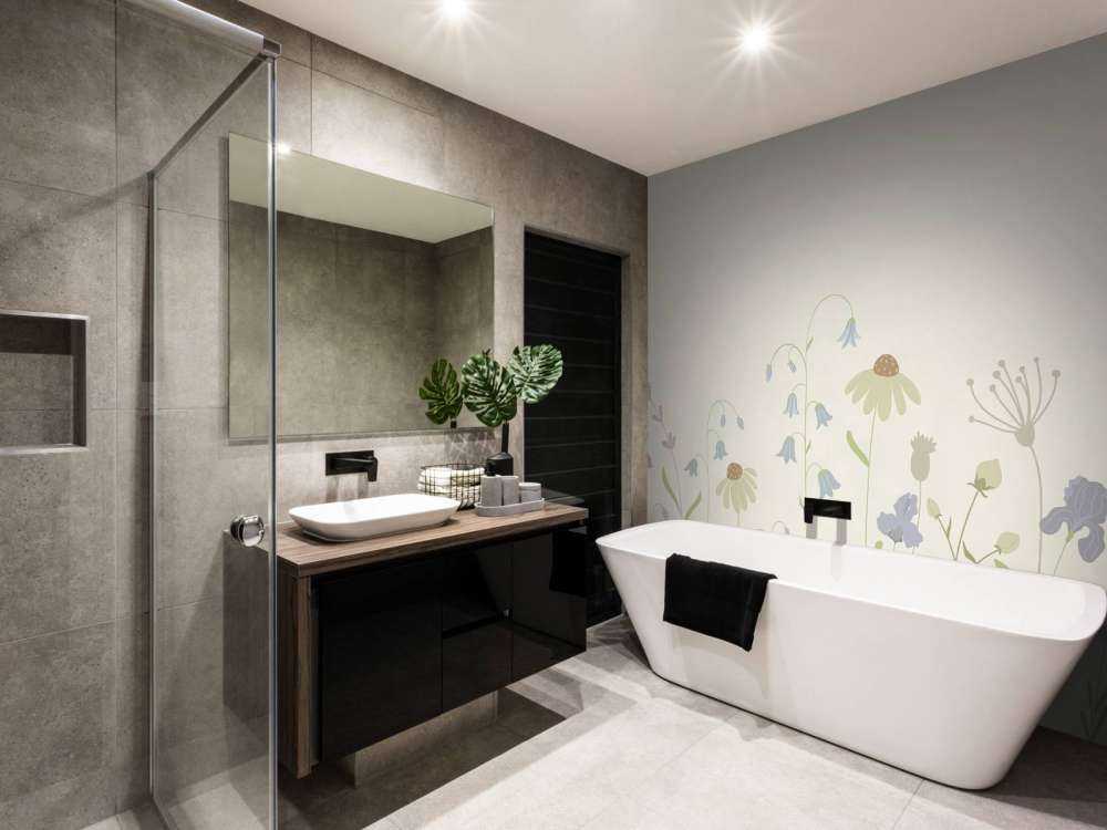 Blomsterfelt i høy beige, gammelrosa, grønn og lilla