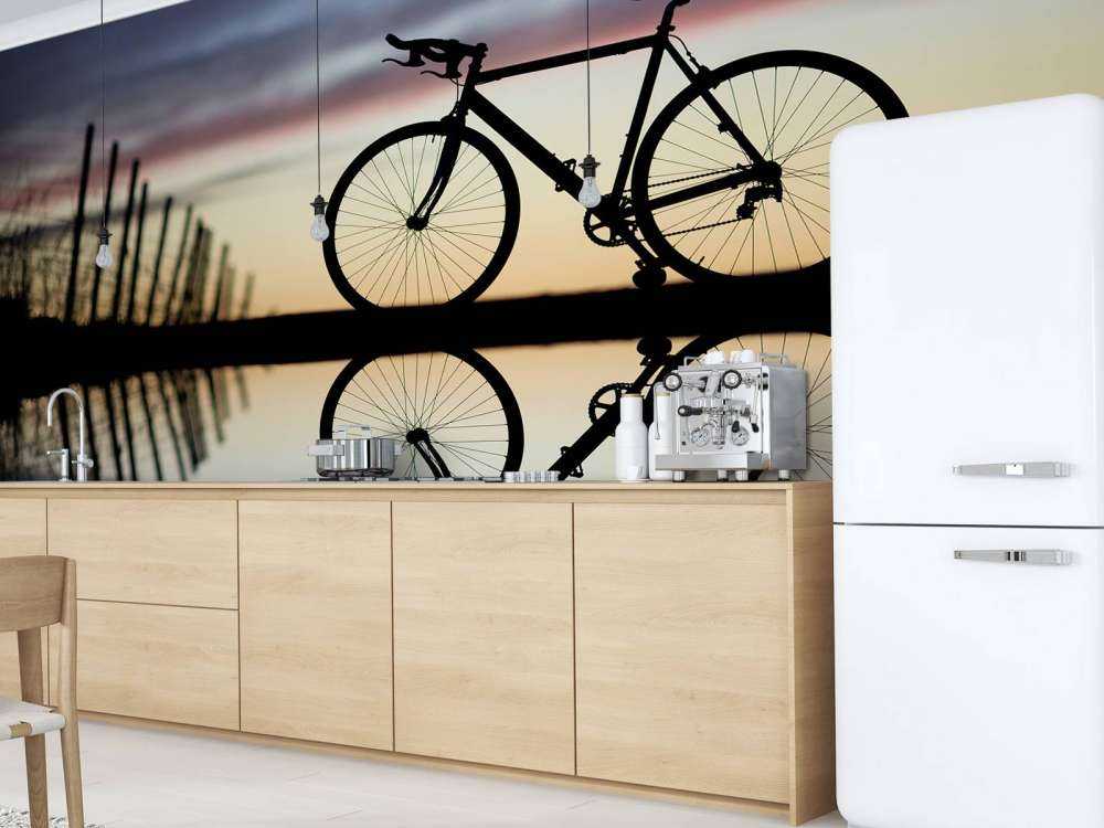 Landeveissykkel ved solnedgang