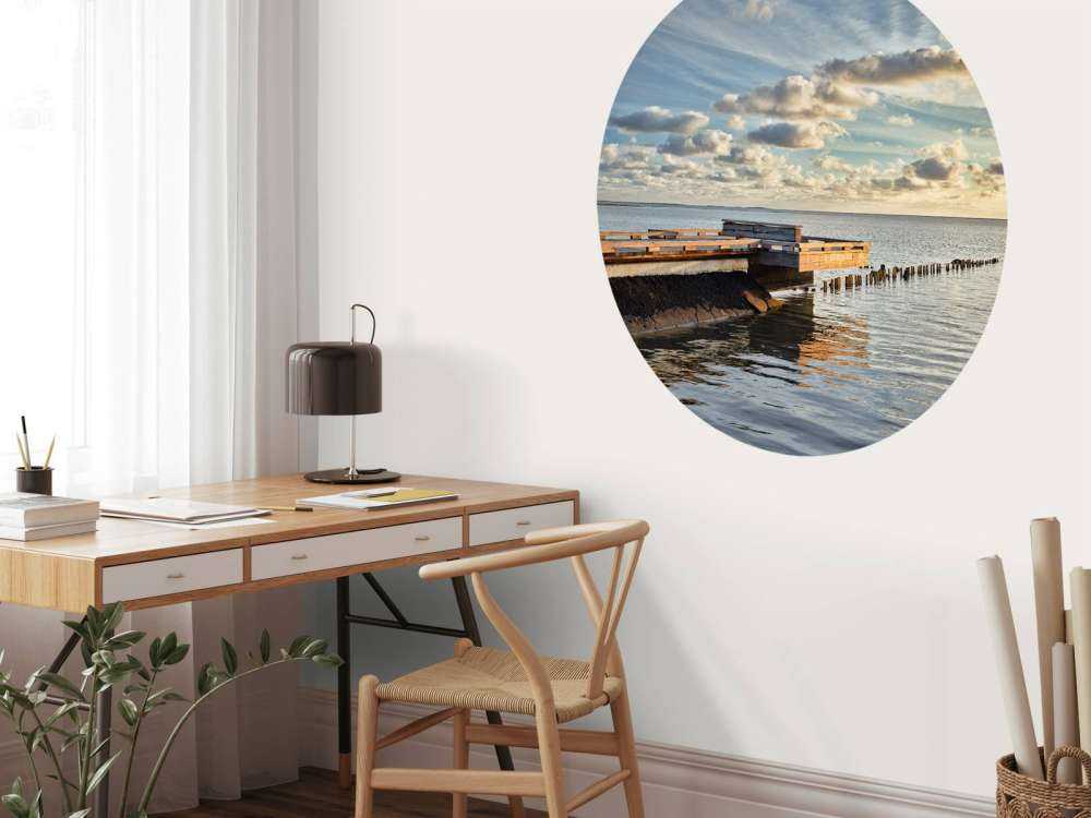 Brygge med vakre skyer