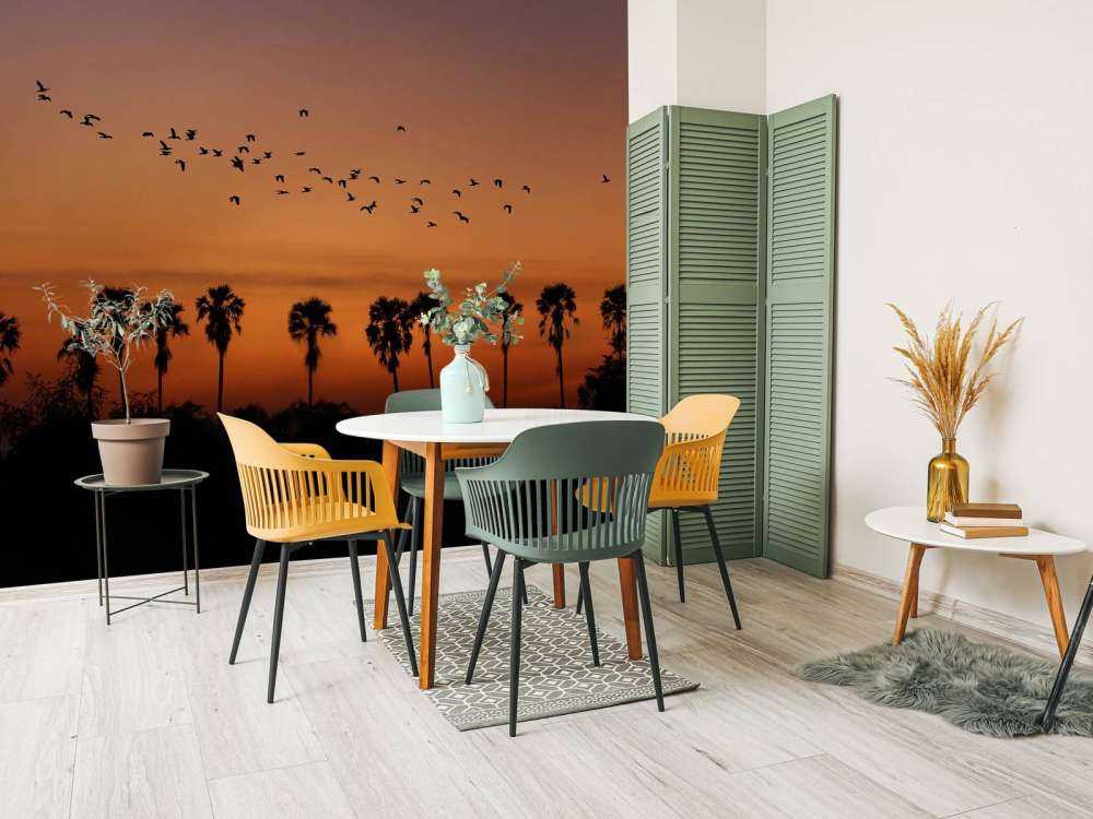 Palmer med gruppe fugler