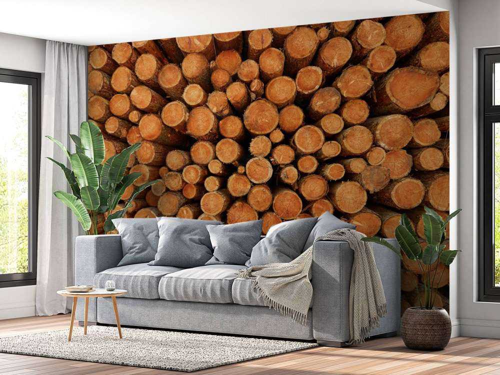 Haug med mørke trestammer