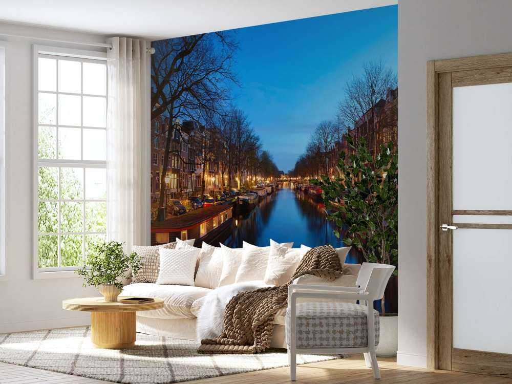 Husbåter langs den opplyste kanalen