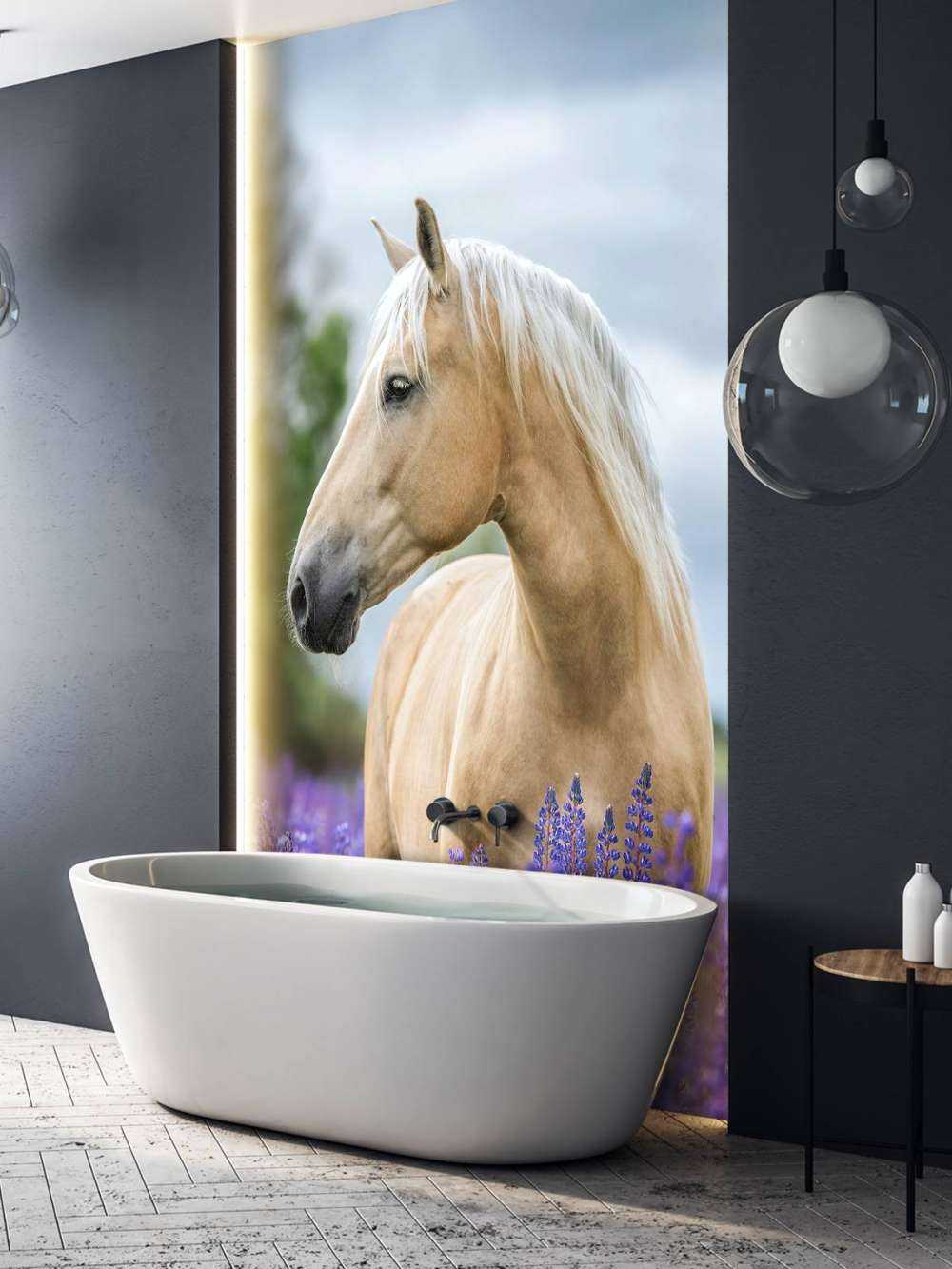 Hest blandt sommerfuglblomsterne