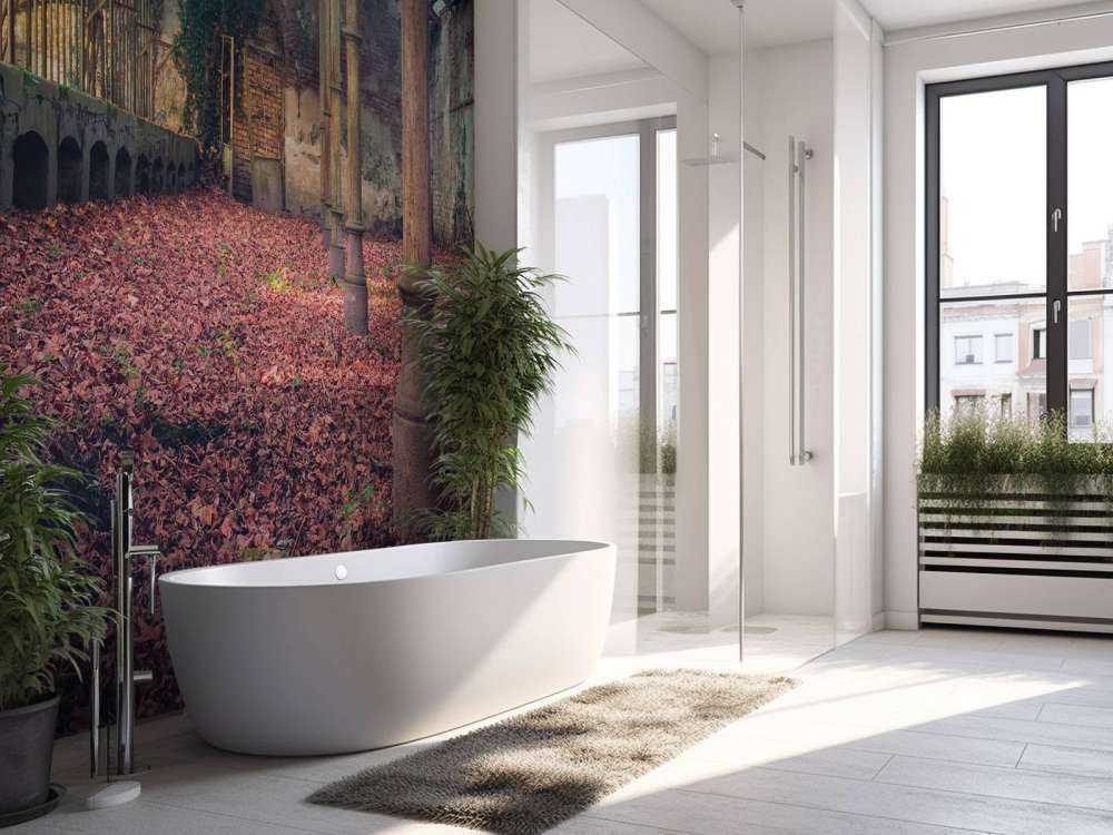 Forladt hus med blade