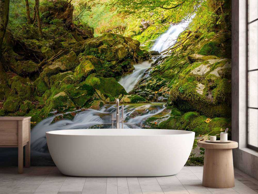 Vattenfall mitt i skogen