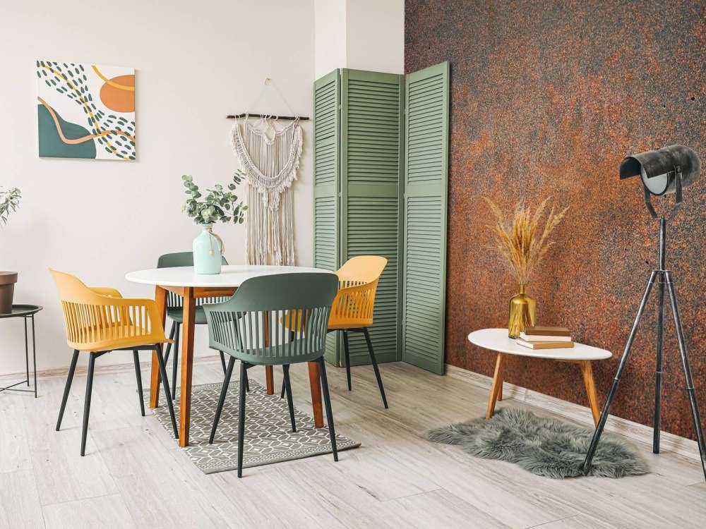 Närbild av gammal metallplatta.