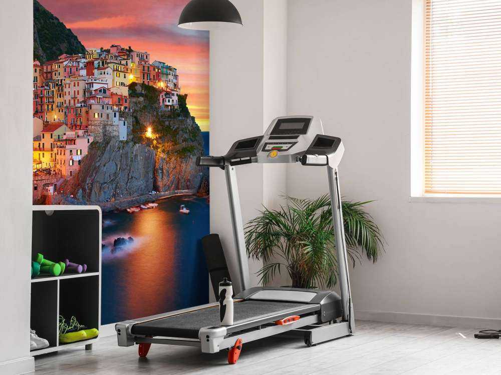 Italiensk stad vid solnedgången