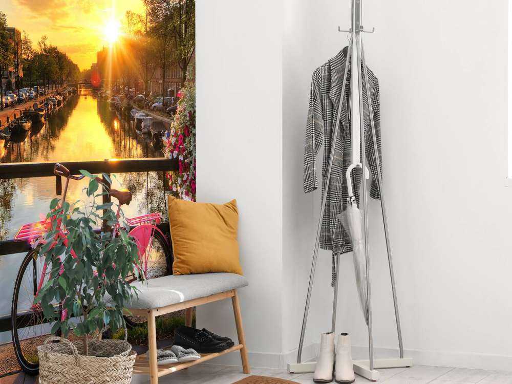 Cykla på en bro med blommor