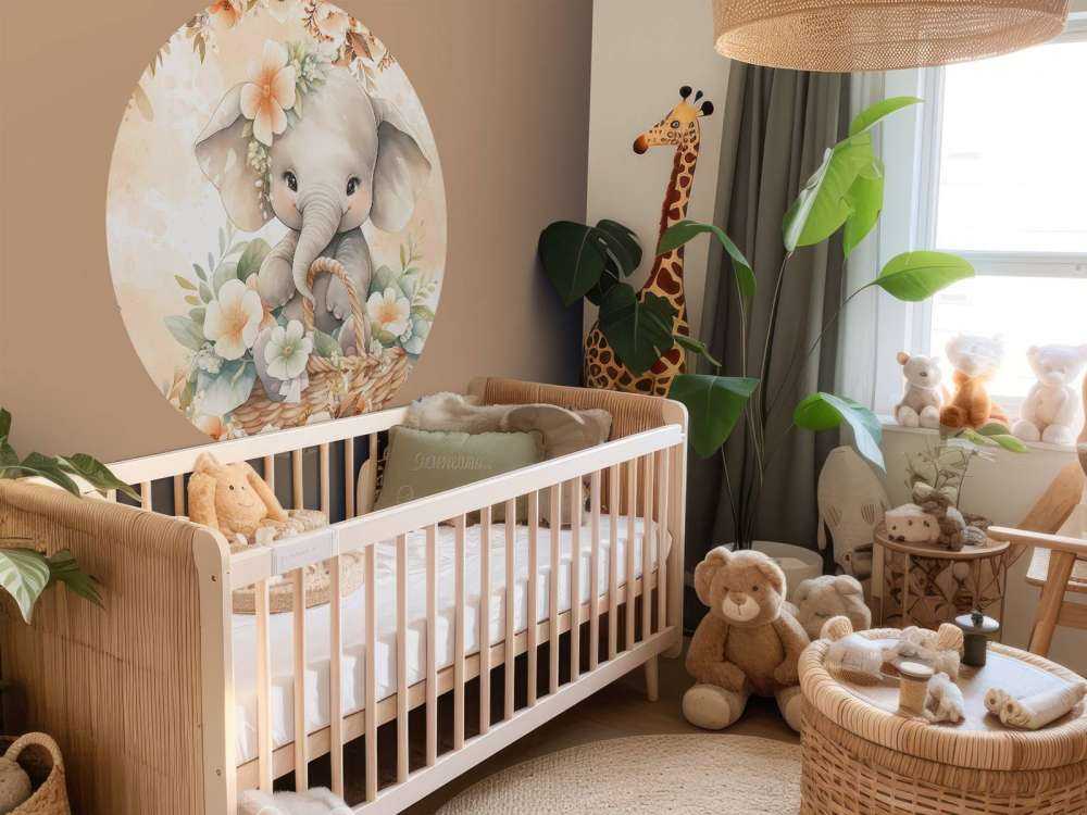 Söt elefant i blomsterkorg