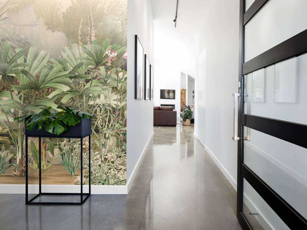 Morgon i den tropiska trädgården grön