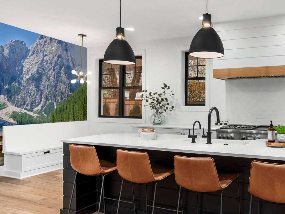 Träbåtar i en bergssjö