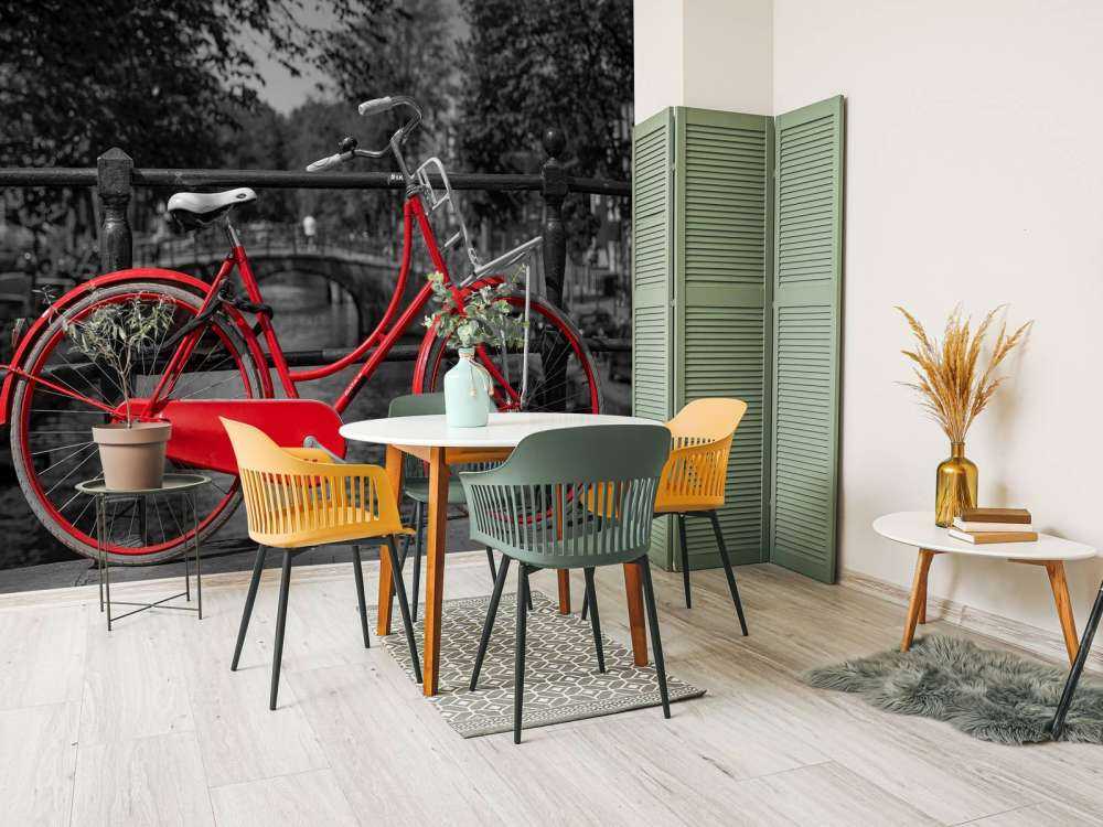 Röd cykel på brpå