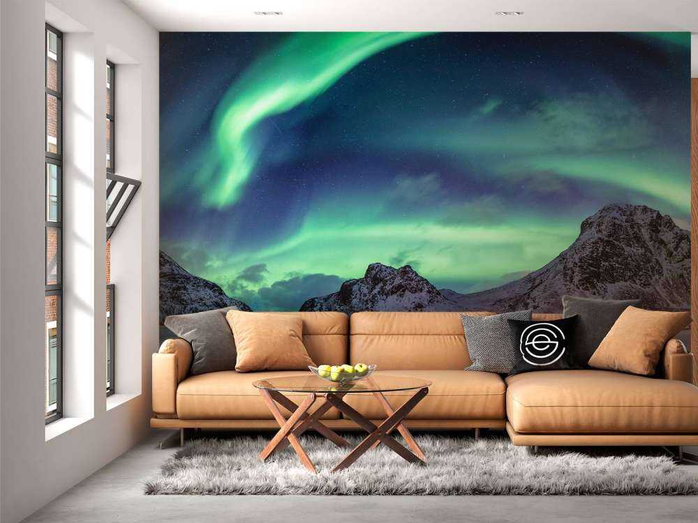 Nordlys over snødekte fjell