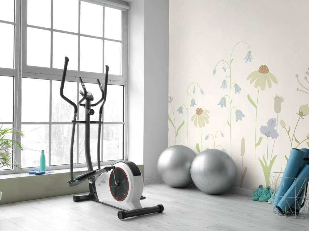 Blomsterfelt i høy beige, gammelrosa, grønn og lilla