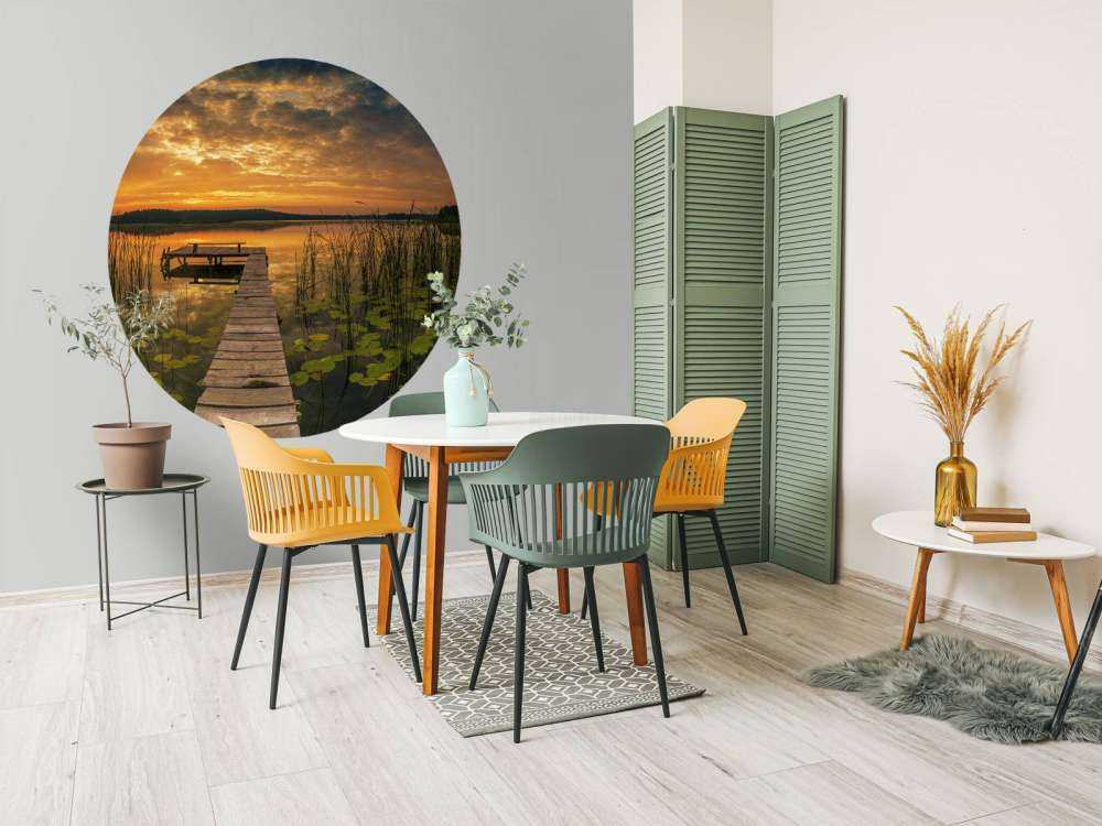 Soloppgang ved innsjøen