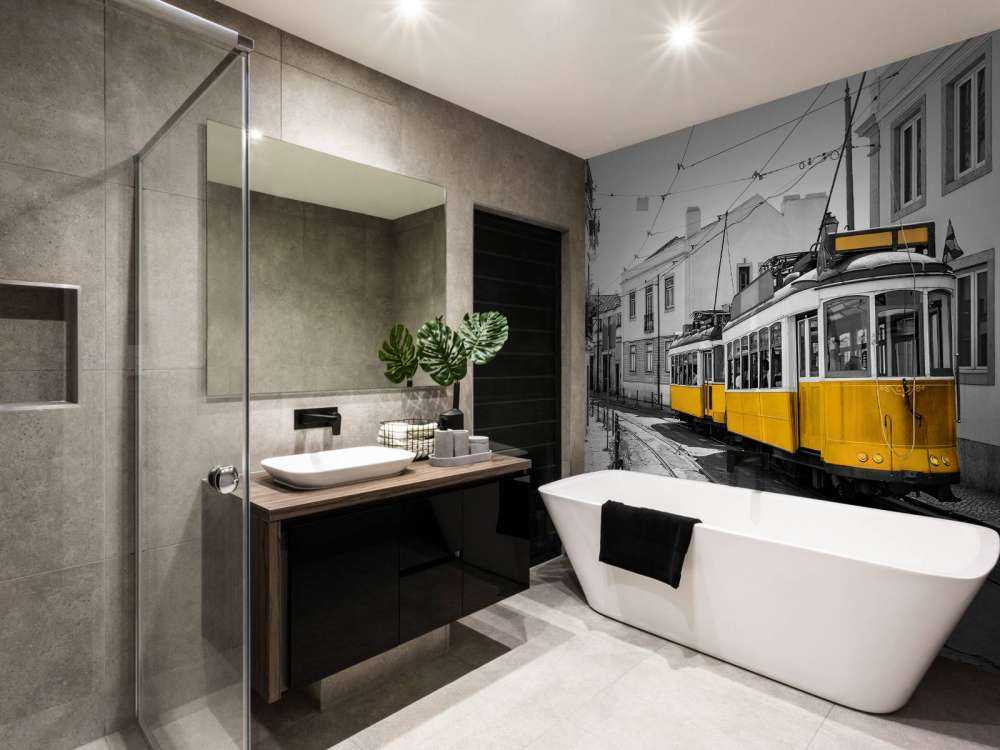 Gul trikk i en svart og hvit gate